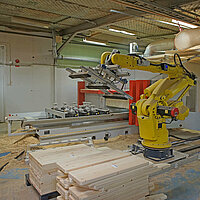 Fertigungsroboter sägt Holzplatten