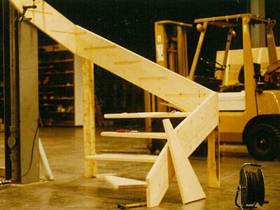 eine Treppe im Aufbau bei Compass Software - 1982