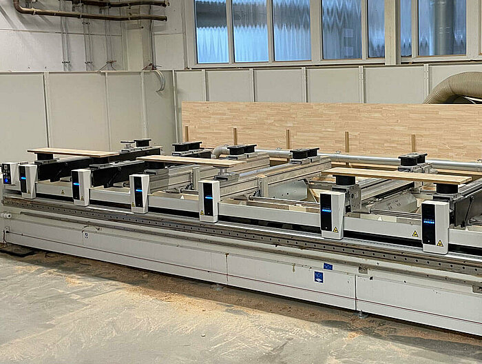The module table arrangement makes it possible to position and process several components simultaneously on one machine table with optimised tool changes on suitable machines.