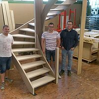 Drei Studenten der Fachschule Holztechnik in Melle haben für ihre Technikerarbeit im Fachbereich Fertigungstechnik eine eindrucksvolle Holztreppe selbstständig fertiggestellt. 