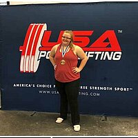 Starke Leistung: unsere U.S. Mitarbeiterin Milena Schäfer hat letztes Wochenende den ersten Platz bei den Georgia State Meisterschaften im Kraftdreikampf in der Gewichtsklasse 84+ kg errungen. 