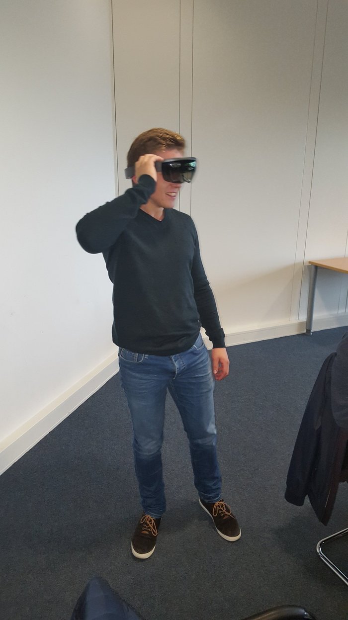 The students at the Technical College in Beckum test out the Microsoft HoloLens augmented reality with Compass Software.