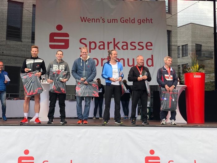 [Translate to Amerikanisch:] Compass Software Service Leiter Gereon Max hat am 03.10.2019 beim Sparkassen Phoenix-Halbmarathon in Dortmund einen tollen 1. Platz in seiner Altersklasse erreicht. 