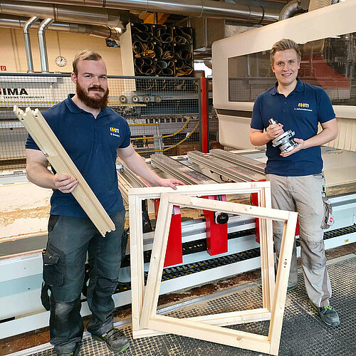 Die Studenten Jonah Johanniemann und Benjamin Beening haben bei der Installation des Postprozessors Ende 2021 geholfen und im Zuge ihrer Technikerarbeit die ersten Testfahrten mit dem Fensterbauprozessor durchgeführt.