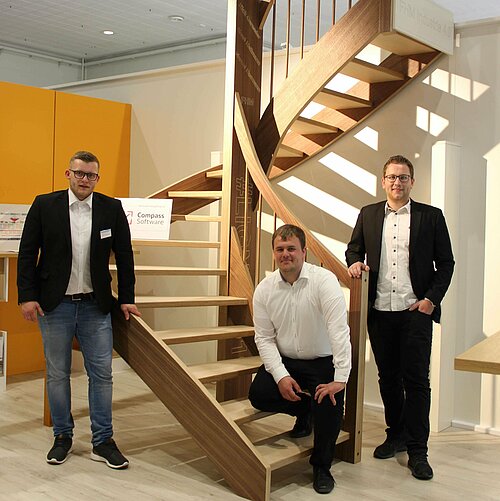 Studenten der FH Melle mit ihrer Treppe