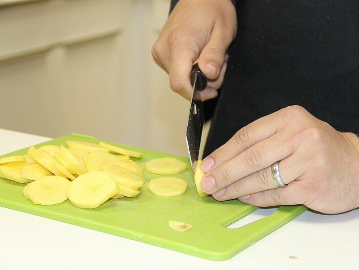 Die Compass Software Kollegen kochen gemeinsam in der Mittagspause