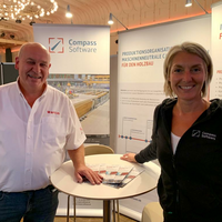 [Translate to Englisch:] Compass Software stellte abermals auf dem 16. Europäischen Kongress beim FORUM-HOLZBAU in Köln aus. Das Thema: "Effizientes bauen mit Holz im urbanen Raum". 