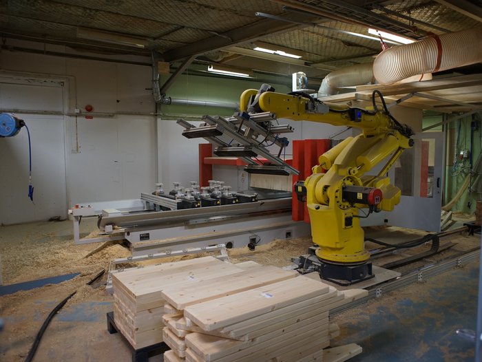 Holzstapel mit einem Fertigungsroboter