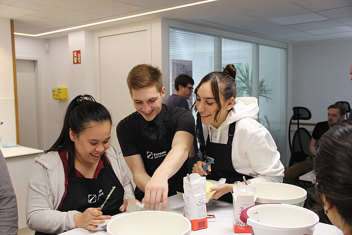 Die Compass Software Azubis und Werkstudenten haben sich bei einer witzigen Aktion beim Backen ausgetobt. 