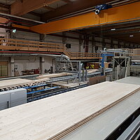 [Translate to Englisch:] In der BSP Spezialausgabe des Holzkuriers zum aktuellen viel gefragtem Thema Brettsperrholz wird die Vollautomatische Produktionssteuerung und -kontrolle bei der Firma HASSLACHER NORICA TIMBER vorgestellt.