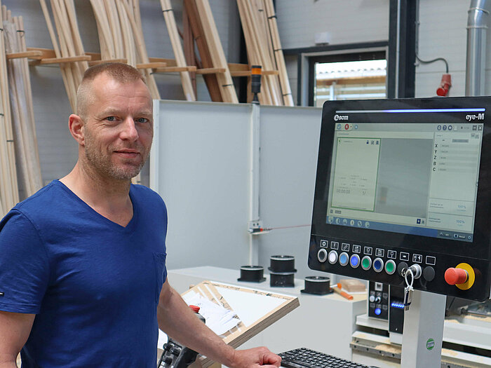 Jeffrey Pels an seiner CNC-Maschine
