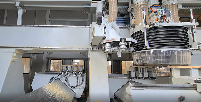 Compass Software Head of development Ludger Ostendarp recently installed a Reichenbacher ECO B CNC machine with parallel tables and a robot for fully automated processing at Aru Grupp AS in Estonia. 