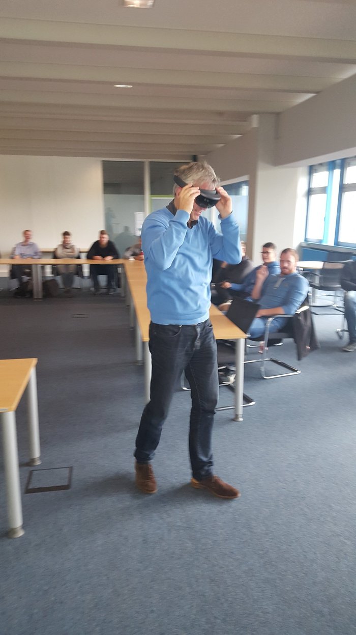 The students at the Technical College in Beckum test out the Microsoft HoloLens augmented reality with Compass Software.